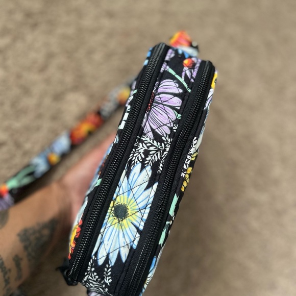 Vera Bradley- Evie Crossbody in Daisies - Picture 7 of 16